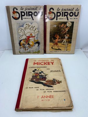 deux livres posés sur une table blanche, sur fond blanc