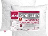 une paire de deux coussins blancs sur fond blanc