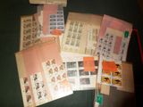 beaucoup de timbres et d'enveloppes posés sur une table