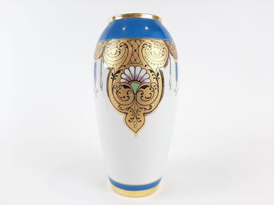un vase bleu et blanc orné d'un motif doré