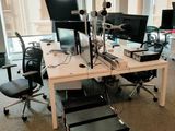il y a de nombreux ordinateurs sur le bureau de ce bureau
