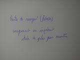 un tableau blanc sur lequel sont écrites des notes, dans une pièce