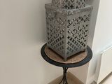 une cage à oiseaux posée sur une petite table dans un coin de la pièce