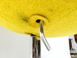 une chaise jaune munie d'une poignée en métal
