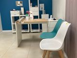 un bureau et une chaise dans une pièce aux murs bleus