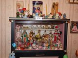 une vitrine sur laquelle sont disposées de nombreuses figurines