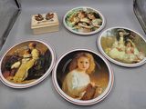 quatre assiettes ornées d'images de femmes, posées sur une table
