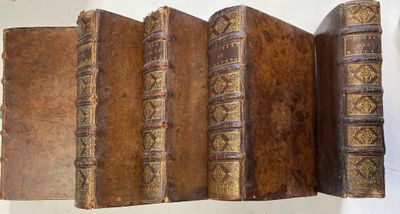 plusieurs vieux livres sont alignés sur une table