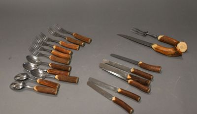 tout un assortiment de couteaux et de fourchettes sur la table