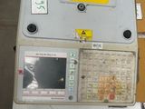 une machine posée sur une table