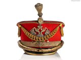 une image représentant un chapeau rouge surmonté d'une couronne dorée