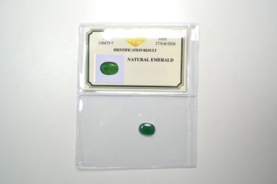 Une émeraude facettée ovale, d'un poids de 4,73 cts, avec so…