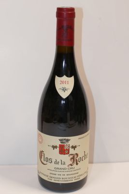 une bouteille de vin posée sur une table