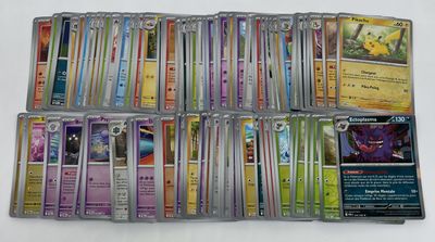 beaucoup de cartes pokemon sur la table