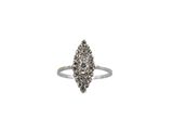 gros plan d'une bague en diamant sur fond blanc
