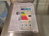 une étiquette apposée sur un morceau de papier posé sur un tapis roulant
