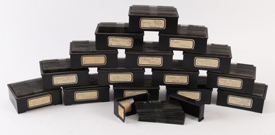 une pile de boîtes noires et dorées empilées les unes sur les autres