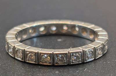 gros plan d'une bague en diamant sur une table