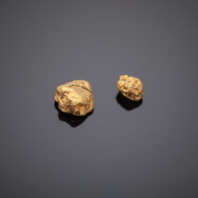 deux pépites d'or sur un fond noir