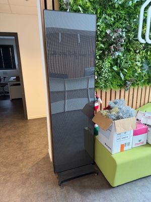 un mur vert derrière un banc vert dans une pièce