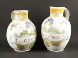 deux vases blancs ornés de motifs jaunes et verts sur un fond noir