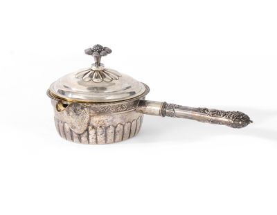 une saucière ancienne en argent, avec une cuillère et un couvercle, sur fond blanc