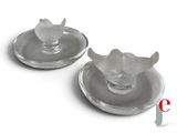 deux bougeoirs en verre ornés d'un oiseau