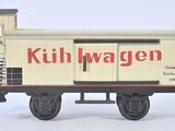 un wagon de petit train avec une pancarte sur le côté
