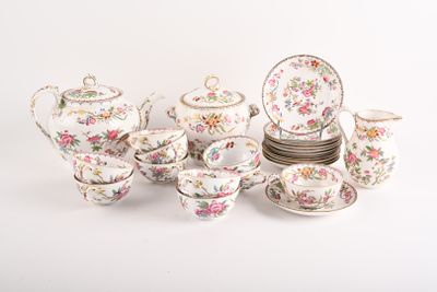 de nombreuses pièces de vaisselle sur une table blanche