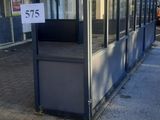 une borne d'incendie rouge installée au bord de la rue