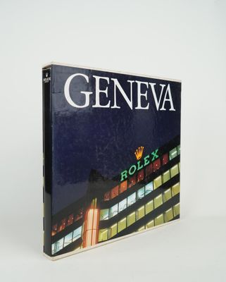 le livre est ouvert sur une surface blanche, avec une photo d'un bâtiment en arrière-plan