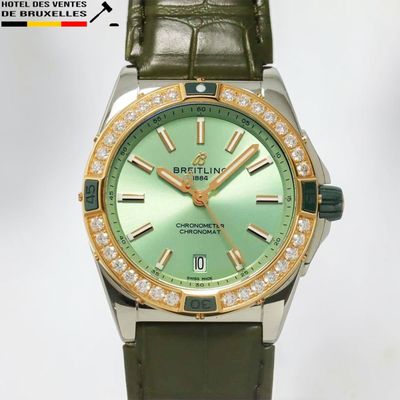 un gros plan d'une montre verte sertie de diamants