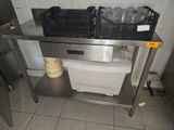une table en acier inoxydable surmontée de deux paniers