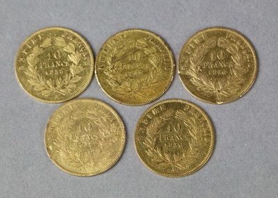 four gold coins with the names of different countries on them