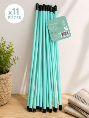 un gros plan sur un tas de pailles bleues posées sur une table