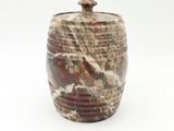 gros plan d'un vase sur une surface blanche