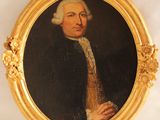 portrait d'un homme vêtu d'un manteau noir orné d'une bordure dorée