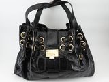 un sac à main noir avec des poignées dorées
