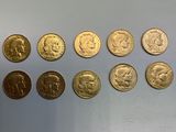 gros plan d'un paquet de pièces de monnaie posé sur une table