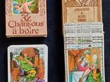 Plusieurs cartes sont posées les unes à côté des autres sur une table.