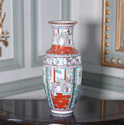 un vase posé sur une table dans une pièce