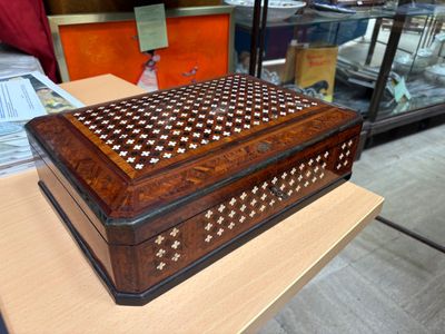 une boîte en bois posée sur une table