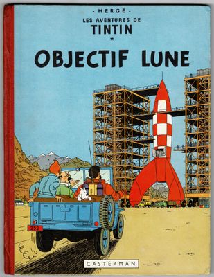 un livre sur lequel figure la photo d'un homme au volant d'une voiture, avec une fusée en arrière-plan