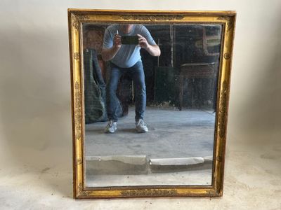 un homme se prenant en photo dans un miroir
