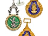 trois médaillons dorés et bleus représentant un Bouddha