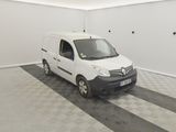 une camionnette blanche garée dans une pièce dont le sol est en damier noir et blanc