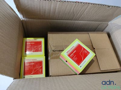 deux cartons remplis de livres, posés sur une table