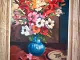 une peinture de fleurs dans un vase bleu sur une table