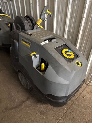 un gros plan d'une machine posée au sol
