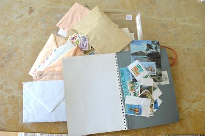 une pile de courrier posée sur une table à côté d'un clavier